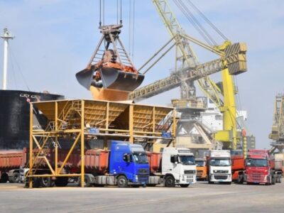 واردات ۱۲.۸ میلیون تن کالای اساسی فقط از یک بندر/ علت گرانی و کمبود چیست؟