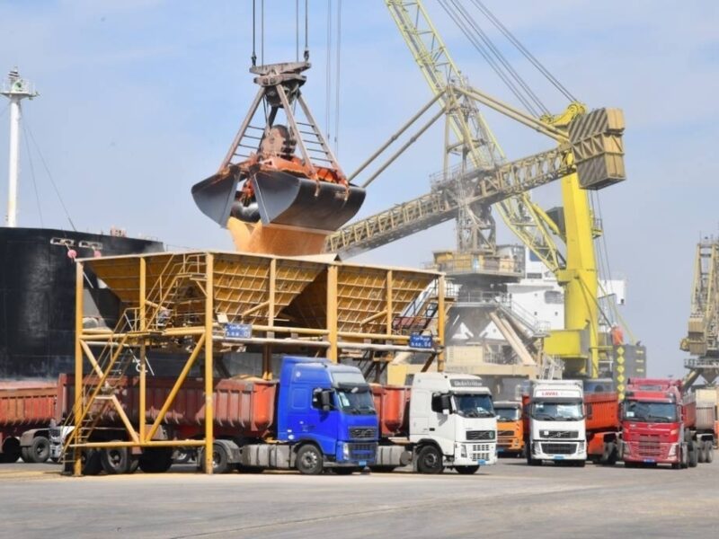 واردات ۱۲.۸ میلیون تن کالای اساسی فقط از یک بندر/ علت گرانی و کمبود چیست؟