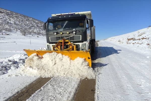 ویدئو | اجرای عملیات برف‌روبی و نمک پاشی در محورهای مواصلاتی
استان ایلام با تلاش بی وقفه عوامل راهداری