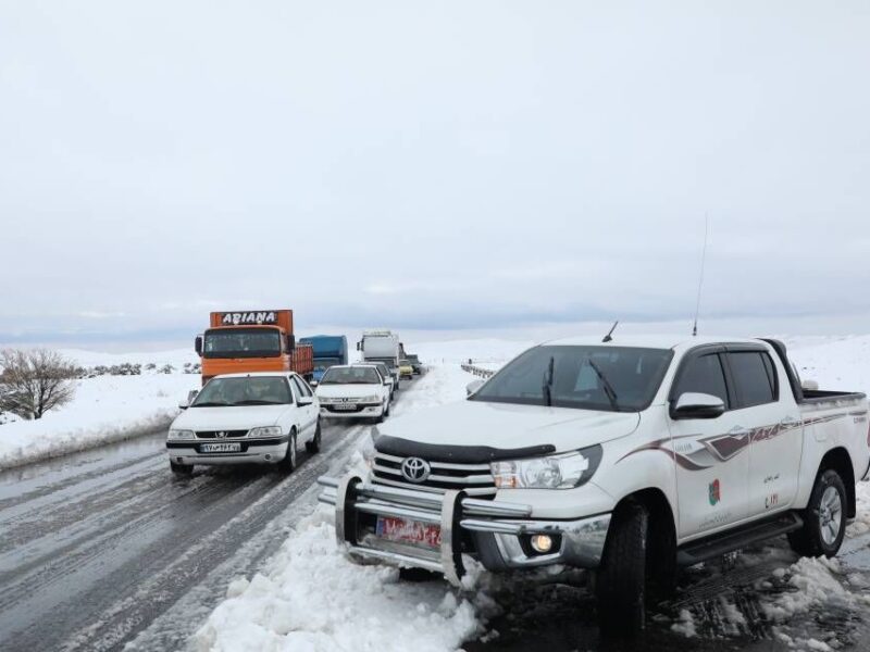 ویدئو | اجرای عملیات رهاسازی خودروهای گرفتار شده در برف محور
سیرجان–بردسیر (گردنه خانه سرخ) توسط راهداران استان کرمان