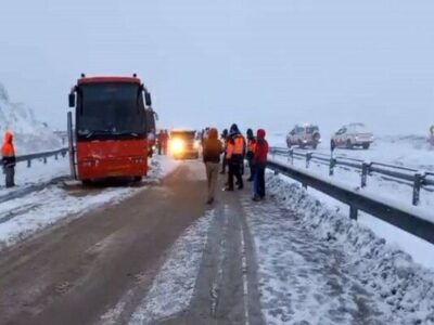 ویدئو | امدادرسانی به اتوبوس گرفتار در برف در گردنه
امین‌الله با حضور مدیرکل راهداری خراسان شمالی