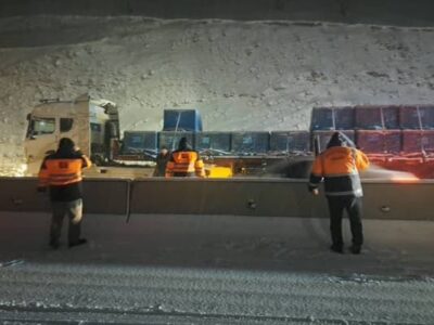 ویدئو| امدادرسانی عوامل راهداری به خودروها در محور
ایلام_سرابله