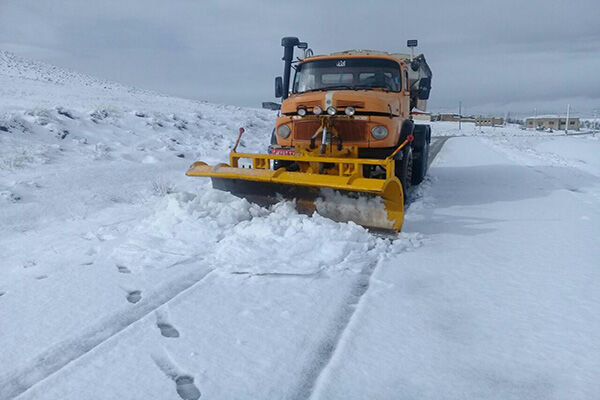 ویدئو| تلاش راهداران خنداب برای برف‌روبی ارتفاعات
شهرستان