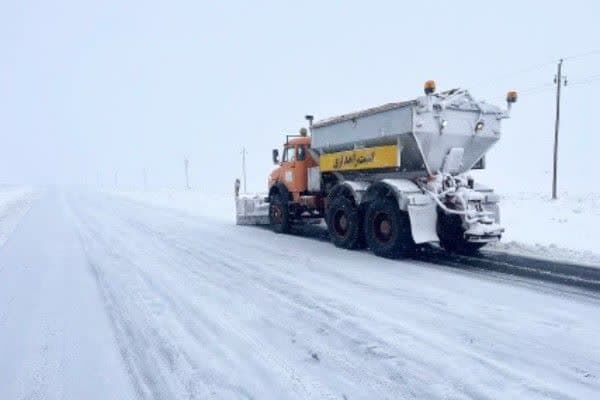 ویدئو| تلاش ۴۸ ساعته راهداران شهرستان آشتیان برای برف‌روبی و
باز نگه داشتن محورهای مواصلاتی