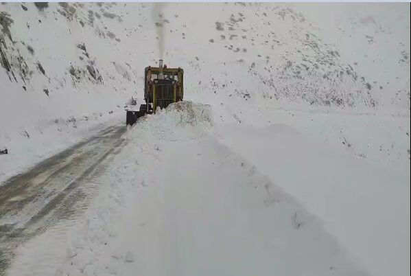 ویدئو | عملیات برف روبی در سه راهی شهدا محور نوسود و نودشه
با تلاش راهداران شهرستان پاوه، استان کرمانشاه