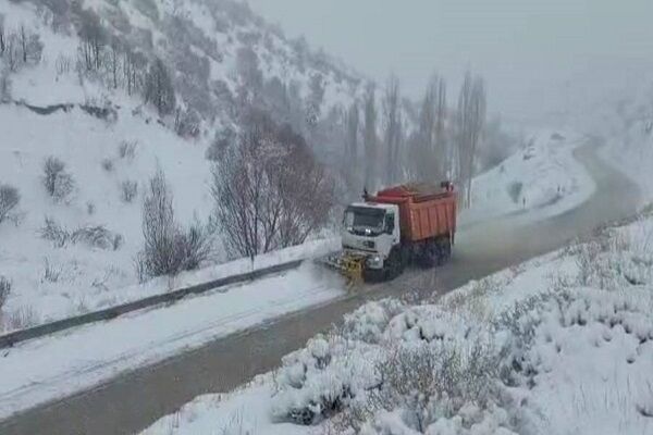 ویدئو | عملیات برف‌روبی و نمک‌پاشی محور سنخواست – بجنورد،
توسط راهداران شهرستان جاجرم استان خراسان شمالی