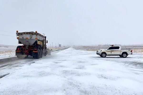 ویدئو|برف‌روبی و شن و نمک‌پاشی محورهای مواصلاتی شهرستان
آشتیان