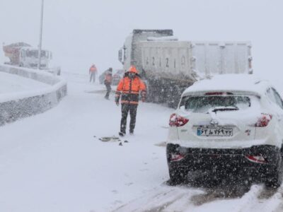 ویدئو|️امدادرسانی در میان برف و کولاک به مردم در محور نهاوند
ـــ نور آباد گردنه گرین