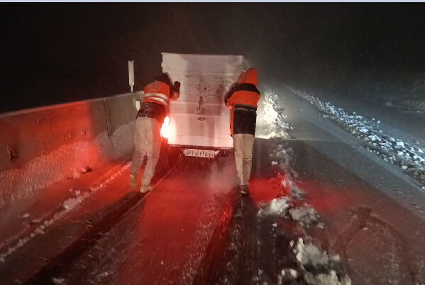 و️یدیو| عملیات امداد رسانی به خودروهای گرفتار در برف در محور
روانسر به بیاشوش توسط راهداران شهرستان روانسر، استان
کرمانشاه