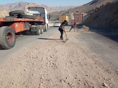 پاکسازی سطح جاده از خاک و سنگ‌ریزه در محدوده ترانشه محور
حاجی آباد -سیرجان(هرمزگان)