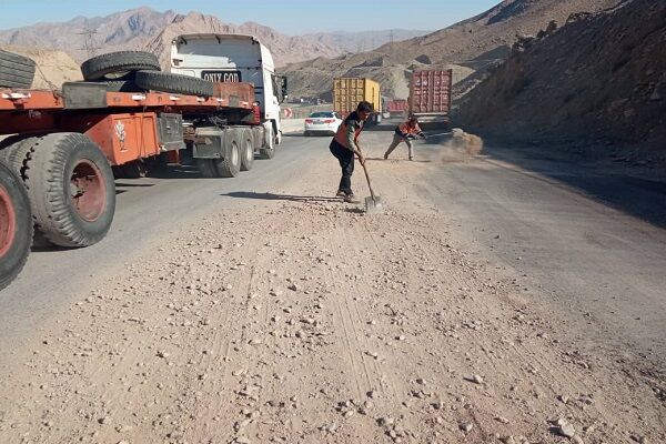 پاکسازی سطح جاده از خاک و سنگریزه در محدوده ترانشه محور
حاجی آباد -سیرجان(هرمزگان)