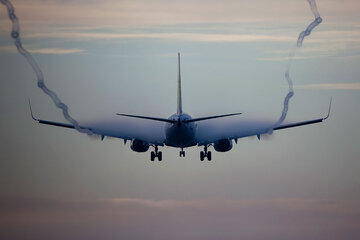 چرا نور کابین هواپیما موقع فرود و برخاستن کم میشود؟