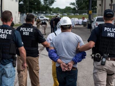 گاردین: ترامپ در حال پاکسازی قومی در آمریکا است