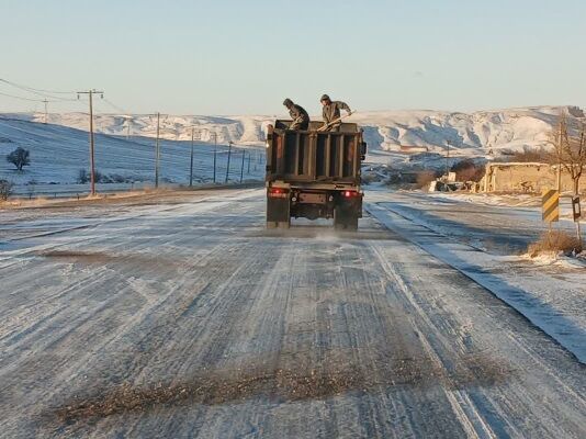 یخ زدایی و برفروبی بیش از ۴۰۰ کیلومتر باند از محورهای
مواصلاتی ایجرود زنجان