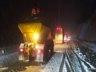 ۷۷۲ کیلومترباند از جاده‌های ایلام برف‌روبی شد/ رفت‌وآمد در
تمامی مسیرها جریان دارد