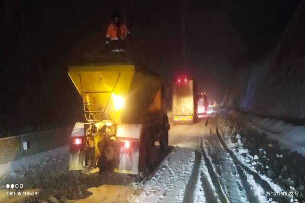 ۷۷۲ کیلومترباند از جاده‌های ایلام برف‌روبی شد/ رفت‌وآمد در
تمامی مسیرها جریان دارد