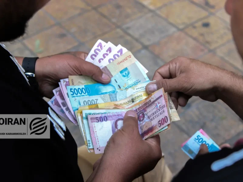 اختلاف ۶۰۰۰ تومانی نرخ دلار از تابلو صرافی‌ تا قیمت معامله!