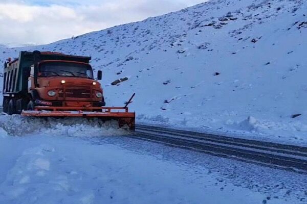 استمرار فعالیت سامانه بارشی در بخش‌هایی از کشور/ استقرار
راهداران در محورهای برف‌گیر