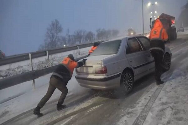 امدادرسانی به ۱۳۷ خودروی گرفتار در برف توسط راهداران خراسان
شمالی