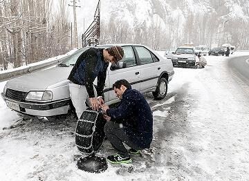 بارش برف و کولاک در جاده‌های ۱۴ استان
