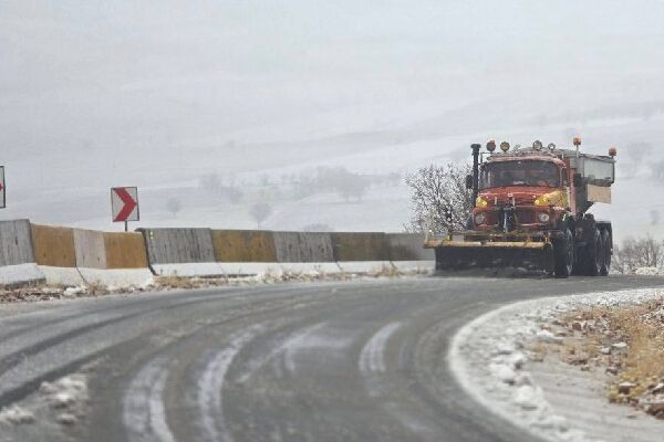 برف‌روبی ۱۶۷۰ کیلومتر باند از محورهای مواصلاتی استان
کرمانشاه در عملیات راهداری زمستانی
