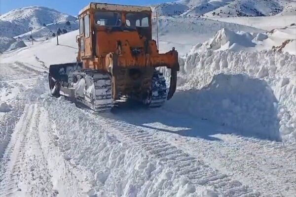 ویدئو | اجرای عملیات برفروبی محورهای روستایی زیدر – خیرآباد
– سرداب، توسط راهداران شهرستان شیروان استان خراسان شمالی