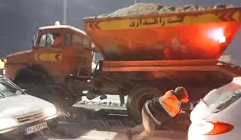 ویدئو | نمک‌پاشی، برف‌روبی و امدادرسانی به خودروها در محور
بجنورد – آشخانه (گردنه امین‌الله) توسط راهداران شهرستان بجنورد
استان خراسان شمالی