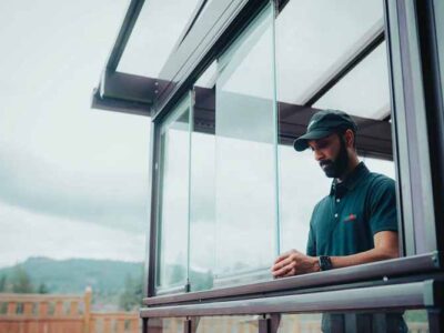 جلوگیری از ورود آلودگی هوا با شیشه بالکن | کاهش گردوغبار و صدا تا ۹۰ درصد