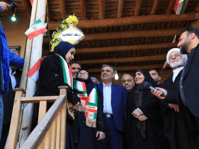 ببینید | مراسم گرامیداشت سالگرد پیروزی انقلاب اسلامی در
مجموعه تاریخی بیت امام خمینی(ره) در شهر خمین