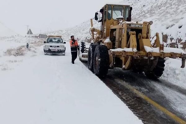 ببینید|روایت تصویری تلاش راهداران خراسان جنوبی در سرمای
زمستان