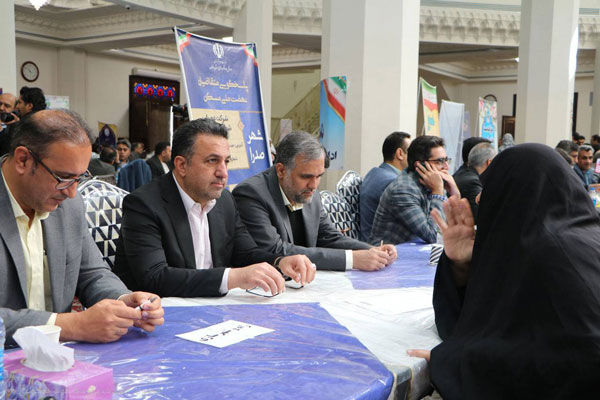 برگزاری میز خدمت ادارهکل راه و شهرسازی فارس در محل نماز
جمعه شیراز