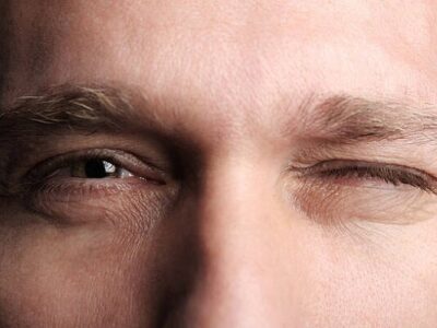 آیا بستن چشم ها به بهترین شنیدن کمک می کند؟