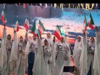 اجرای گروه سرود دختران قروه‌ای در تجمع شبانه