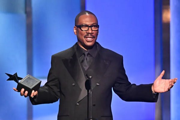 ادی مورفی با جایزه یک عمر دستاورد هنری تجلیل شد؛ این مرد بامزه است!