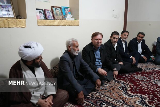 استاندار بوشهر به دیدار خانواده شهدای جنگ رمضان رفت