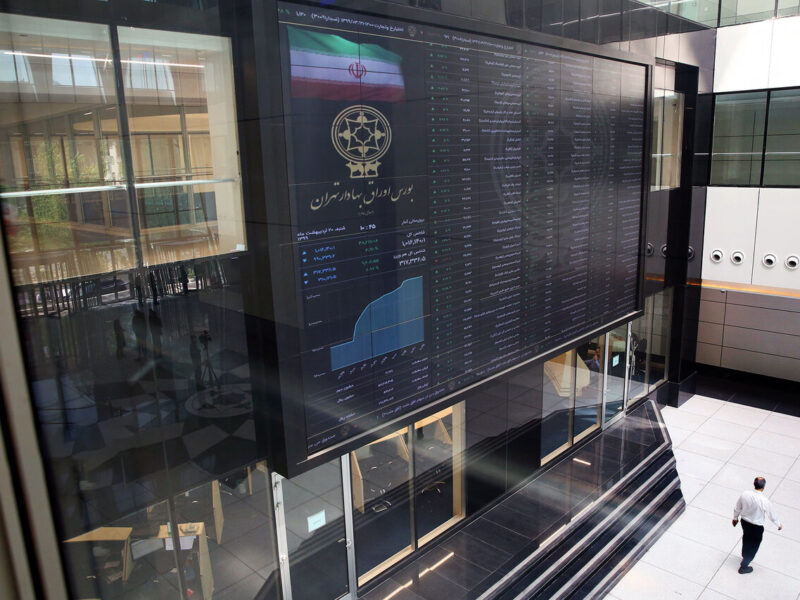 بازار سرمایه فاصله زیادی با فضای حبابی دارد/ علت افت های عجیب بازار را باید در جایی خارج از فضای اقتصادی جستجو کرد