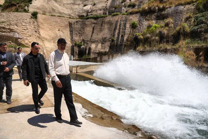 بازدید میدانی استاندار کرمانشاه از سد سرریز شده تنگ حمام