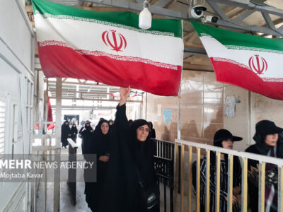 تردد بیش از ۱۱۴ هزار مسافر از مرز مهران در فروردین‌ماه