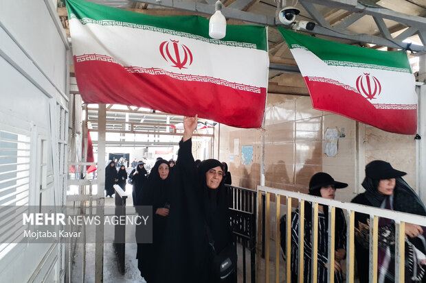 تردد بیش از ۱۱۴ هزار مسافر از مرز مهران در فروردین‌ماه