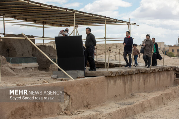 تشکیل زنجیره انسانی بر روی تپه های جهانی سیلک