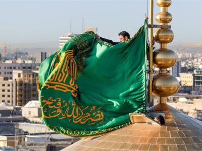 تعویض پوش ضریح و پرچم گنبد در صبح میلاد امام رضا(ع)