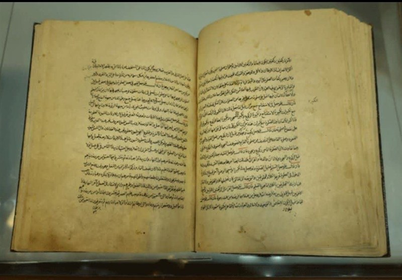 رونمایی از ۲ نسخه خطی عیون اخبار الرضا با قدمت ۵۰۰ سال در مشهد