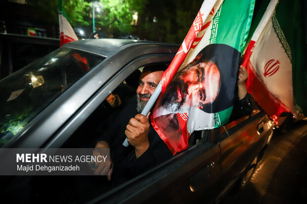 مردم دارالعباده یزد زیر بیرق امام رضا(ع) در سنگر خیابان حاضر هستند