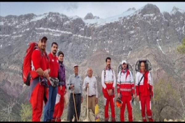 نجات پیرمرد ۷۰ ساله مفقود شده در کوه های بن‌رود دنا