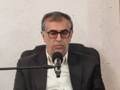 کارگران در خط مقدم جبهه تولید ایستاده اند