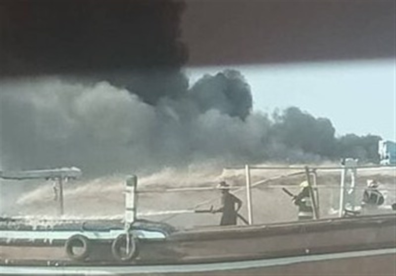آتش‌سوزی در اسکله بندر دیر؛ ۴ لنج تجاری طعمه حریق شدند