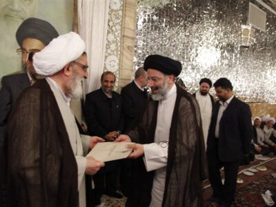 بازنشر تصویری از مراسم اعطای حکم خادمی آیت‌الله شهید سید ابراهیم رئیسی