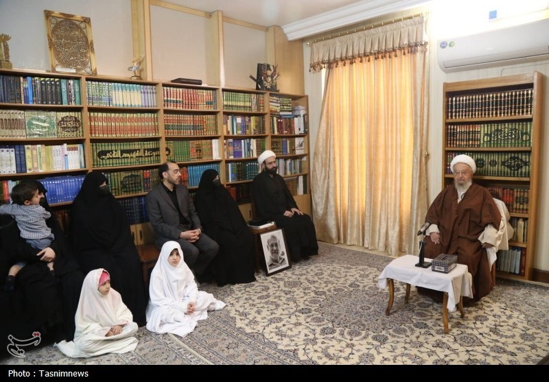 دیدار خانواده شهید لاریجانی با آیت‌الله مکارم شیرازی