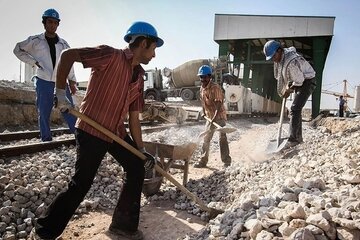 سقوط مصالح ساختمانی روی سر یک کارگر