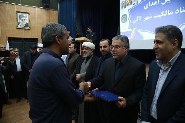 ببینید| برگزاری آیین واگذاری رایگان اسناد مالکیت به ساکنان
لالی در خوزستان پس از ۷۰ سال با مساعدت وزیر راه و شهرسازی